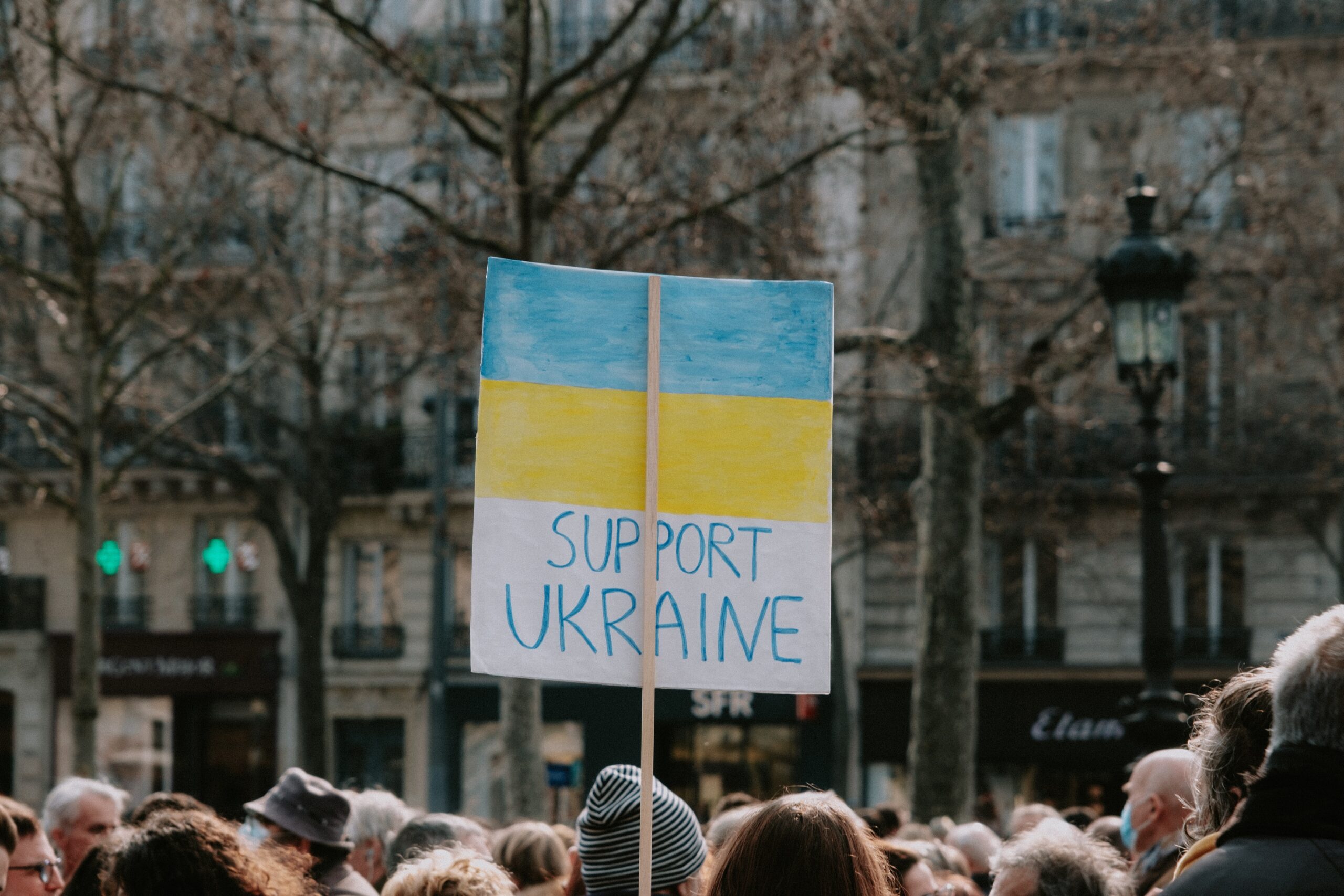 Ukraine Banner in einer Menschenmenge