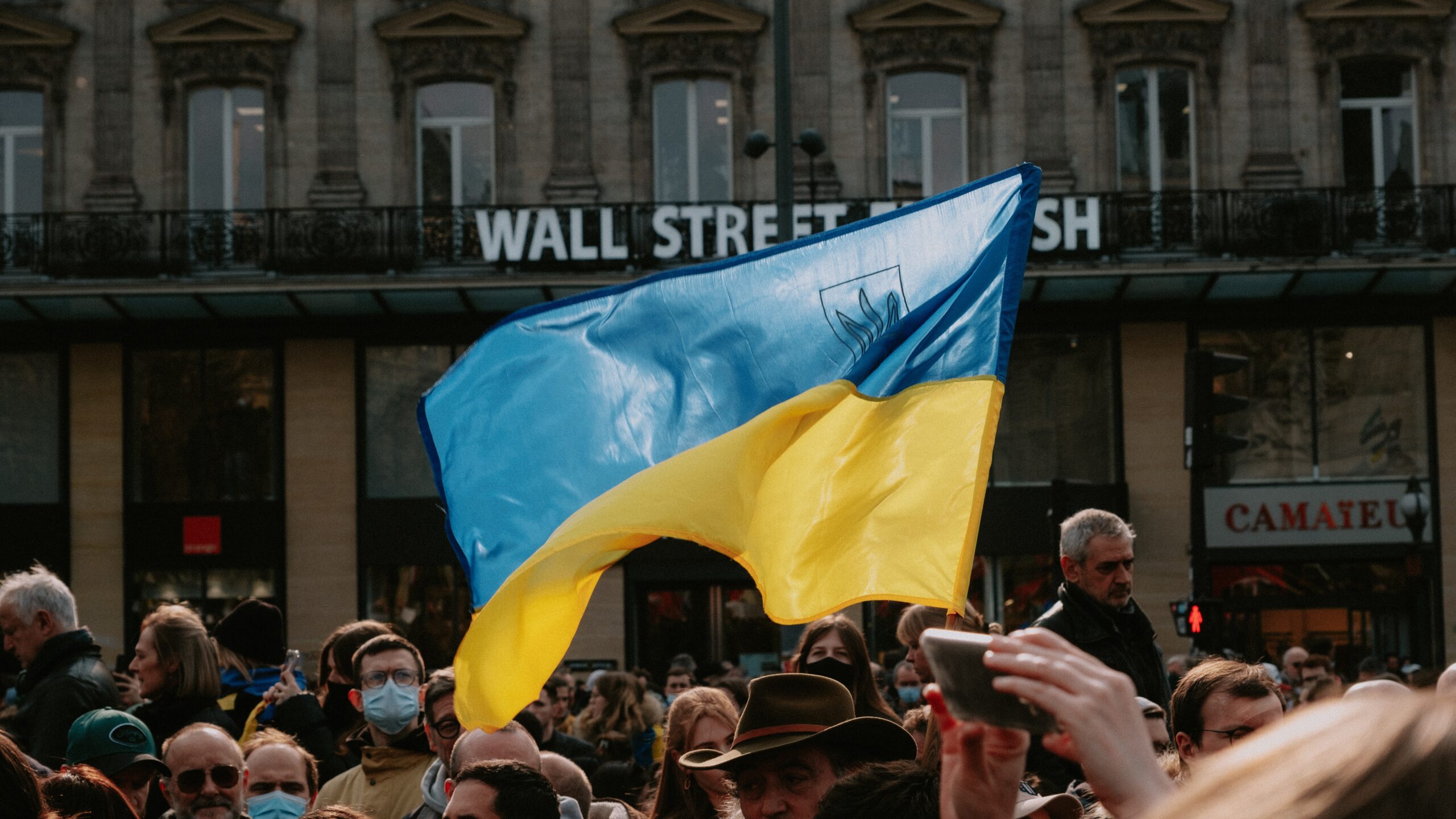 Ukraine Flagge mit Menschenmasse