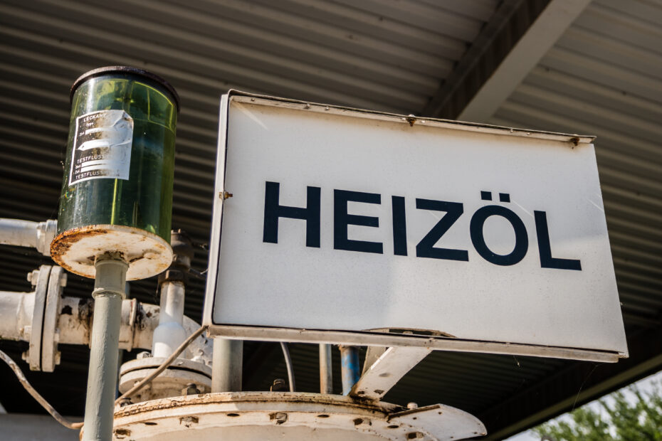 Heizöl Schild