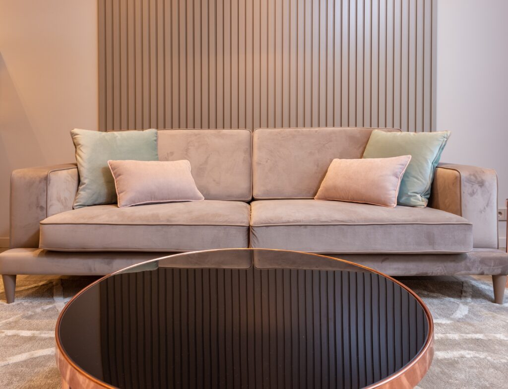 Couchtisch mit Sofa