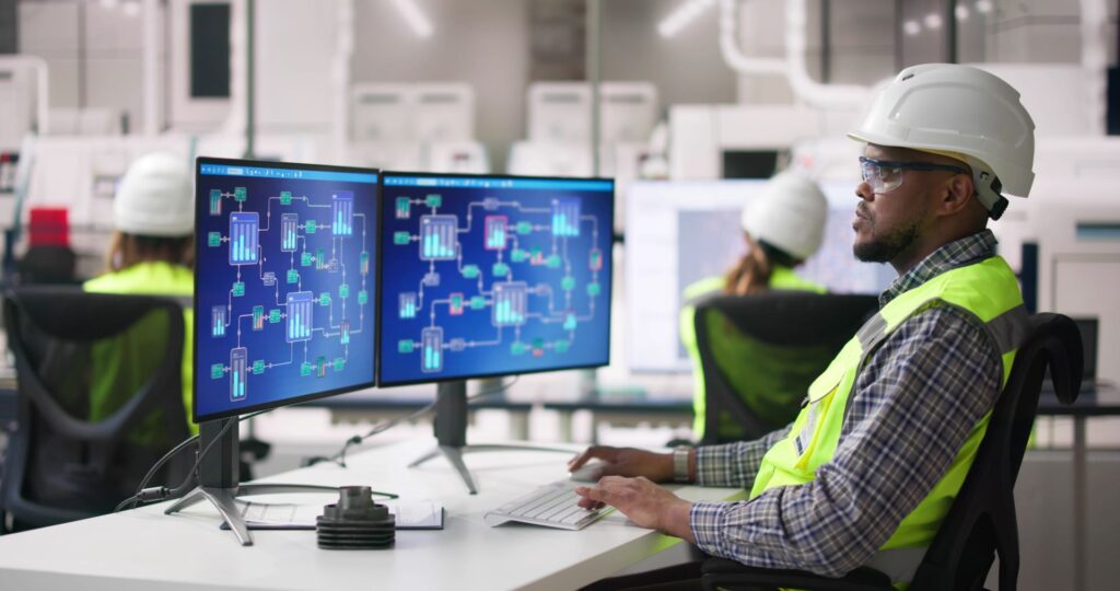 Ingenieur überwacht Automatisierungsprozesse mit AutoML-System
