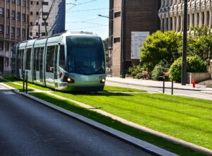 ÖPNV News moderne Straßenbahn auf Grünstrecke