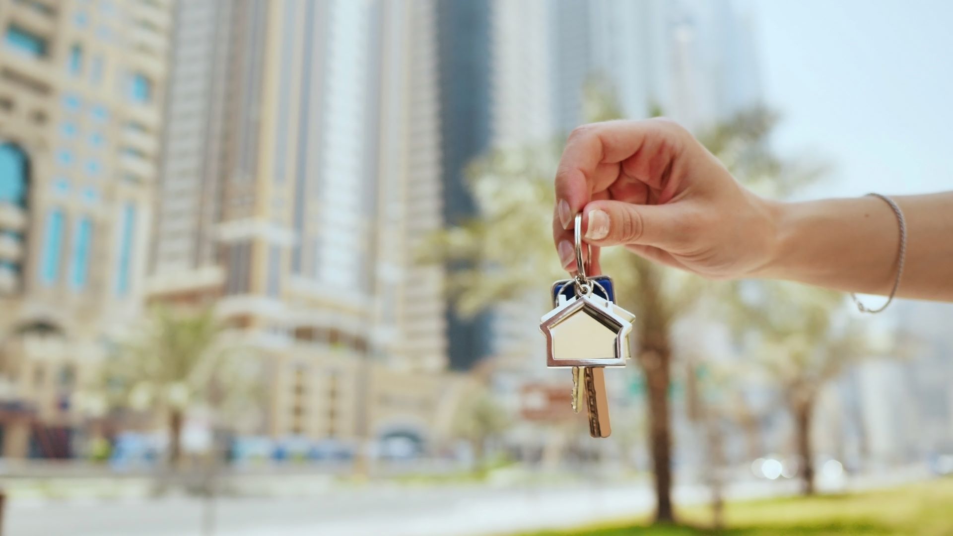 Schlüsselübergabe in Dubai durch Makler