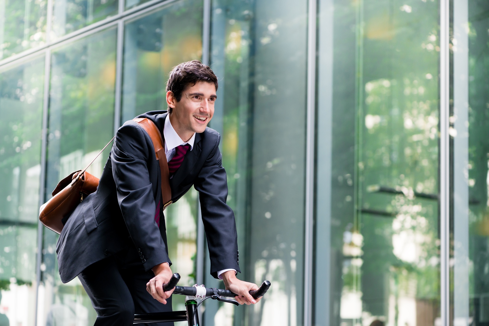 Businessmann radelt zur Arbeit | Escort Berlin
