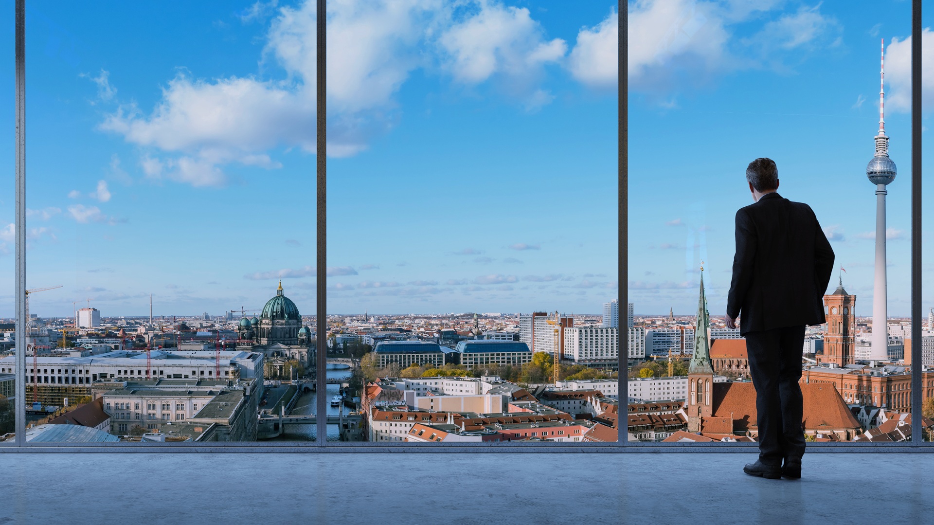 Mann blickt aus Büro auf Berlin | Escort Berlin
