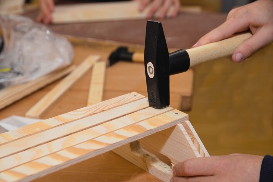 Bastelarbeit mit Holz und Hammer | Buttons selbst gestalten