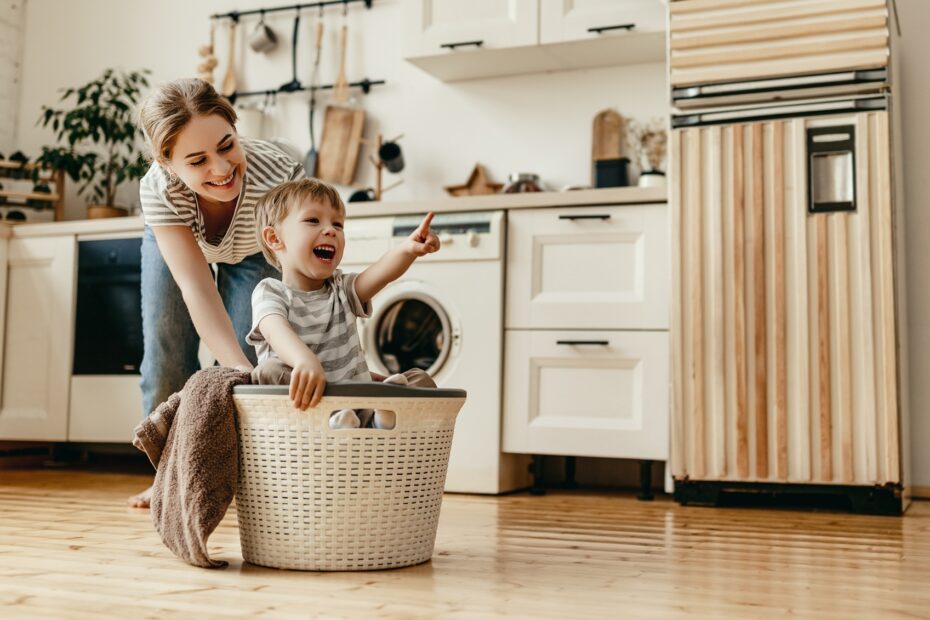 Mutter und Kind im Wäschekorb | zentrale Staubsauganlage