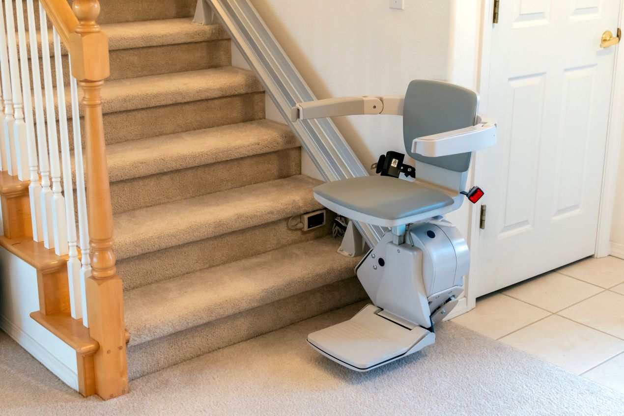 Plattformlift an einer Innentreppe – praktische Mobilitätslösung für Senioren im eigenen Zuhause