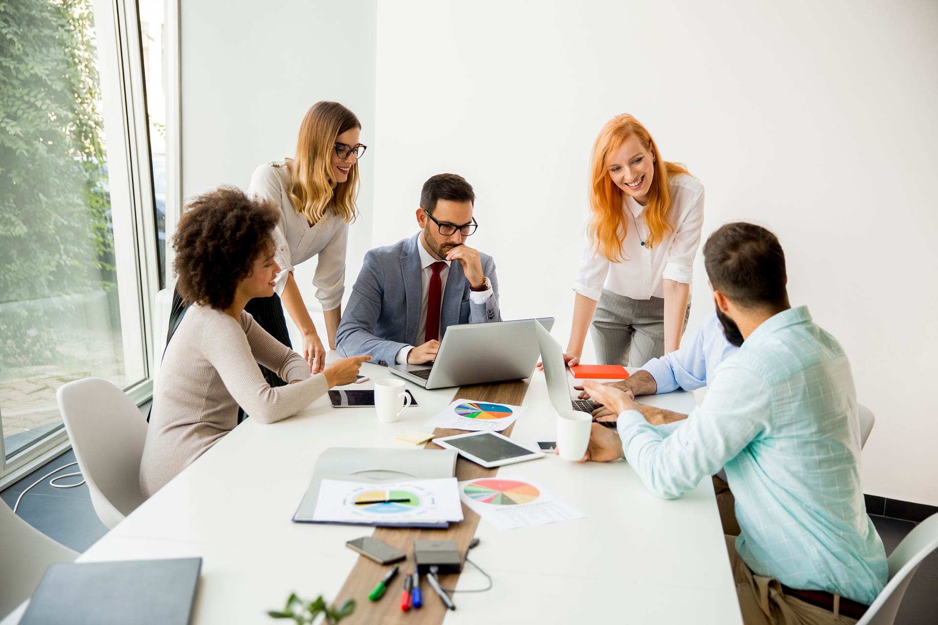 Mitarbeiter im Teammeeting am Tisch | EmployeeAssistanceProgram