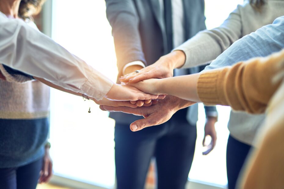 Haende liegen uebereinander im Team | EmployeeAssistanceProgram