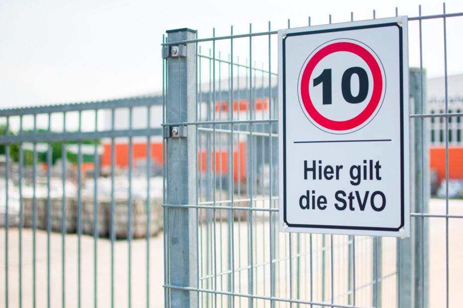 Geschwindigkeitsschild 10 km/h am Betriebsgelände | Bodenmarkierung