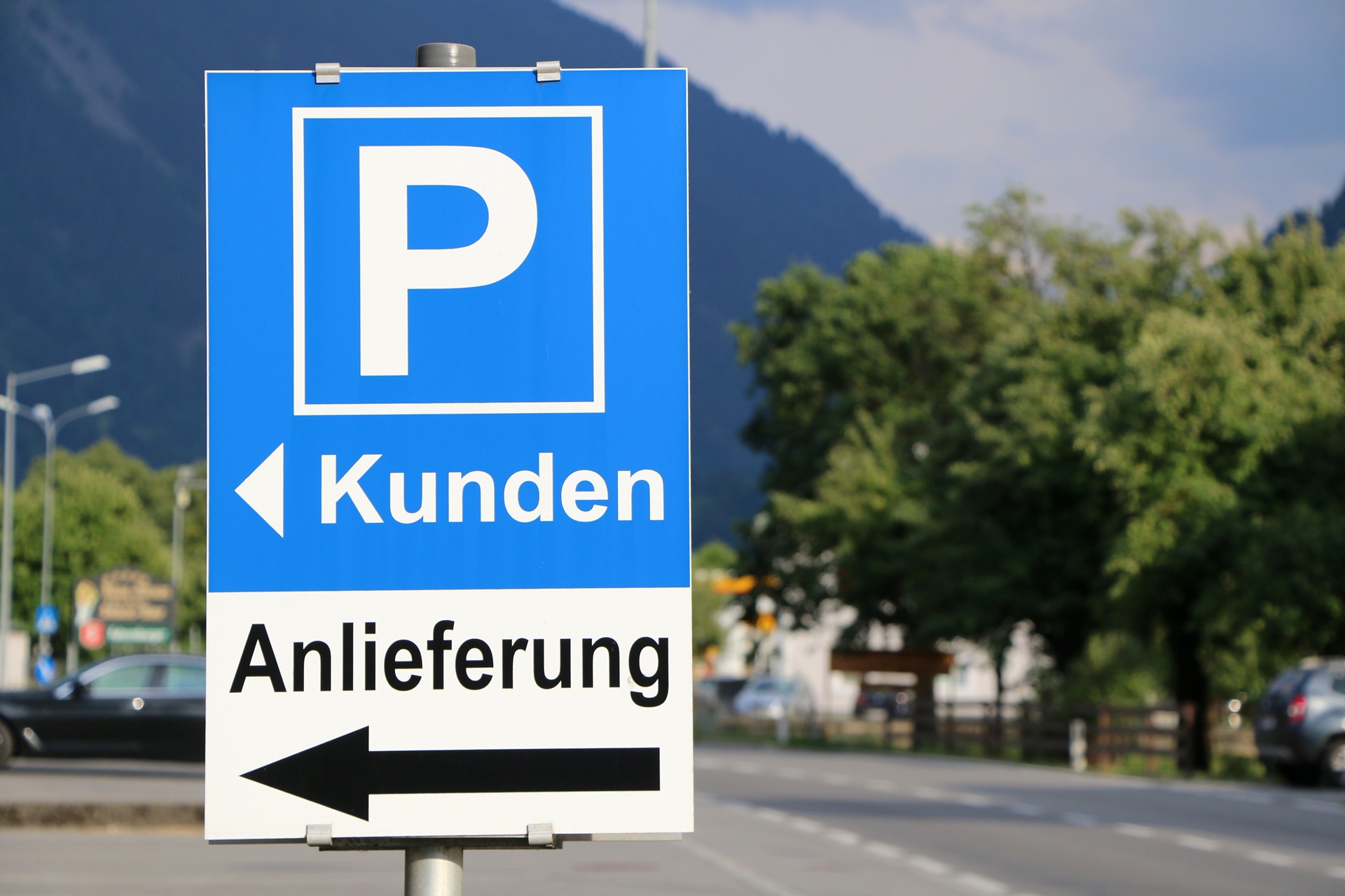 Parkplatzschild für Kunden und Anlieferung | Bodenmarkierung