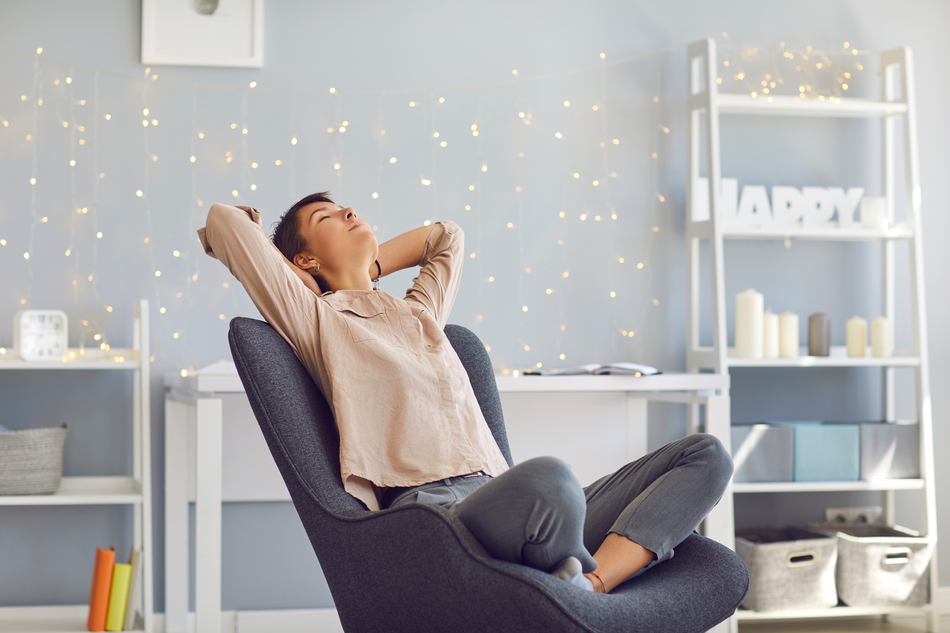 Frau lehnt sich entspannt im Sessel zurück und genießt Ruhe | Elf Bar Vape