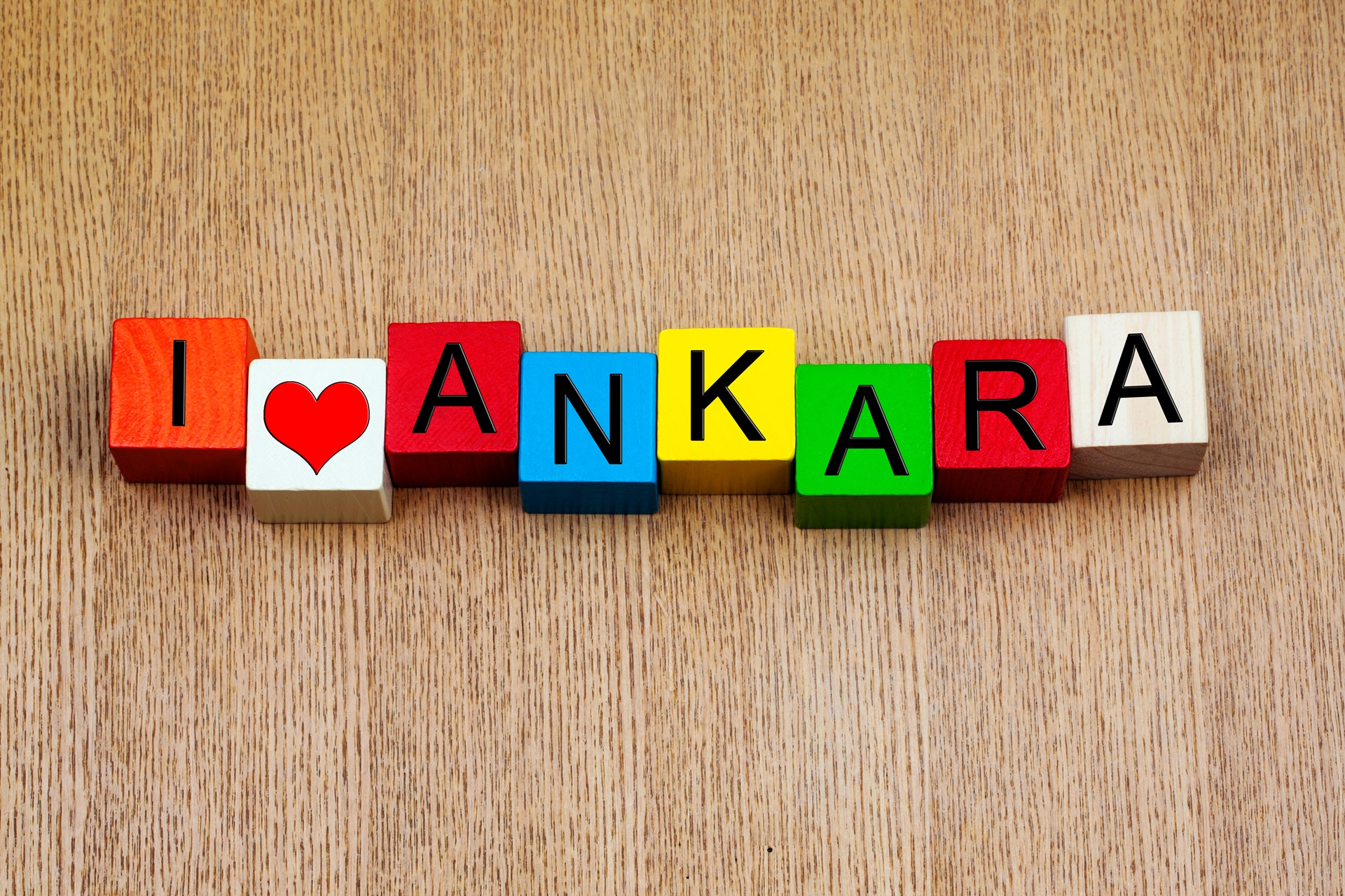 Bunte Klötze mit Ankara-Schriftzug | professionelle Graffiti Künstler