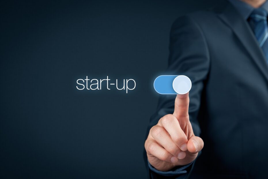 Businessmann aktiviert Startknopf für Startup | temperaturbeständiger Schlauch