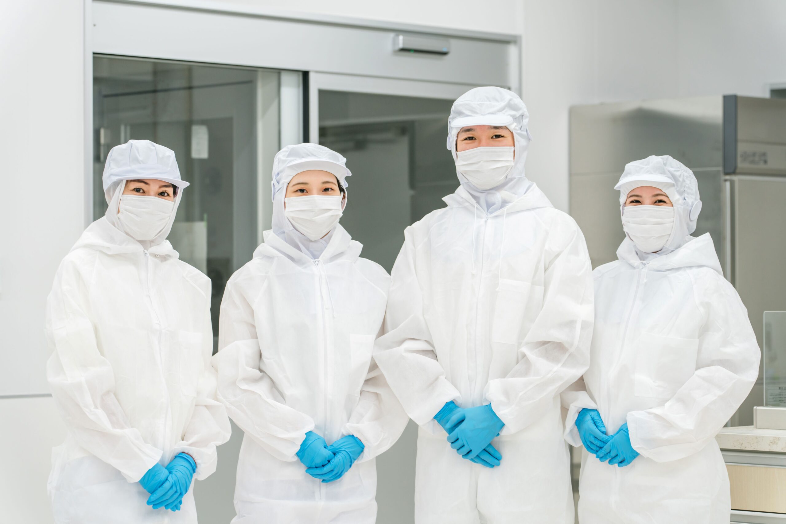 Reinraum Team in Schutzkleidung symbolisiert gemeinsame Verantwortung