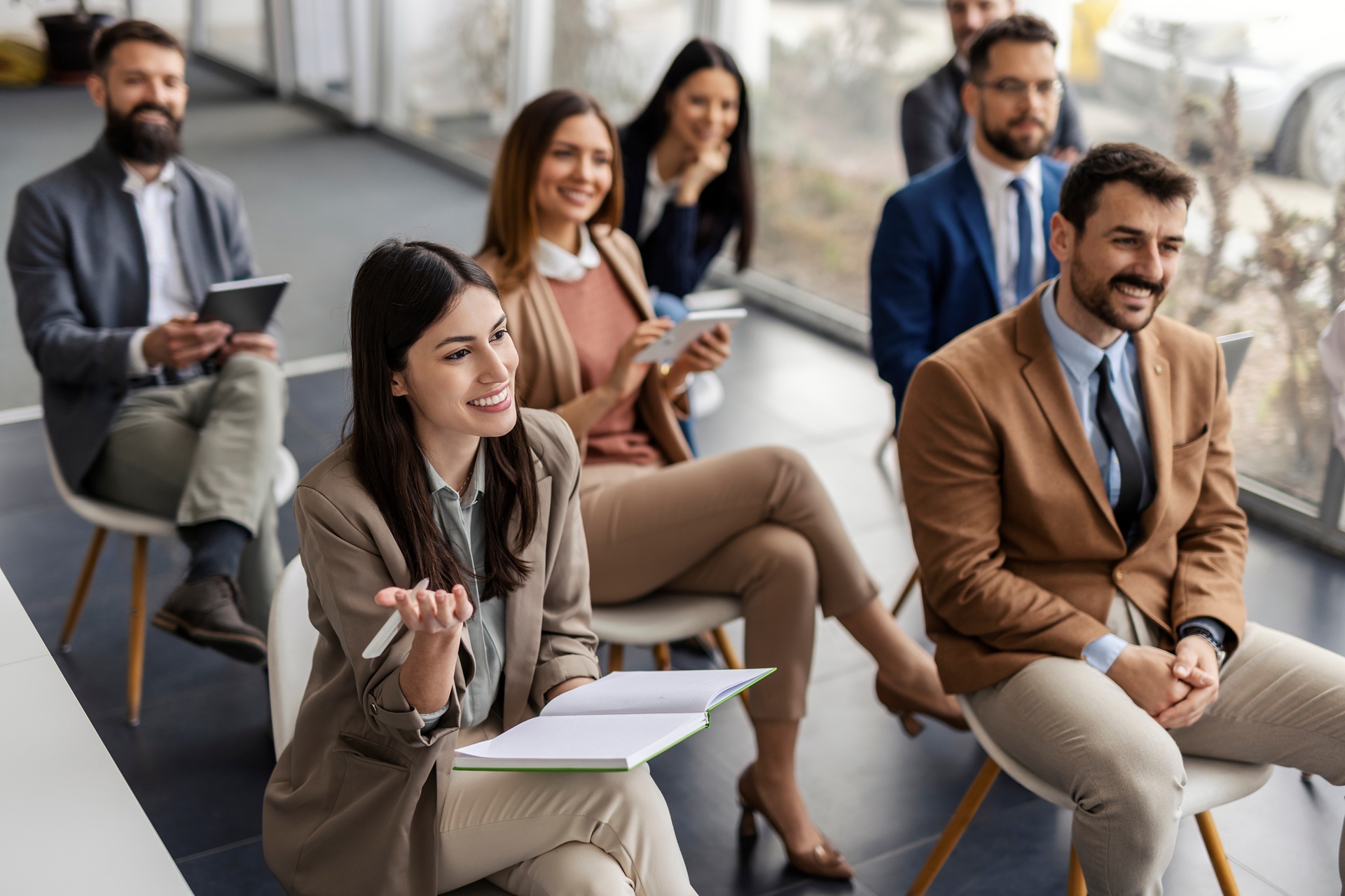 Lachende Workshopteilnehmer beim aktiven Austausch | Firmenevent Location